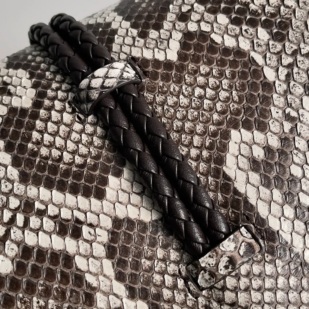 Batch 3960 BOTTEGA VENETA women's crossbody bag The rich version of Liberta is new, with gentle yet tough knitted beauty and wild python skin 🐍 This is a fashion exclusive for successful ladies who pursue wild beauty. Each snake skin is unique and cannot be copied. It is the return of pragmatism. In the winter of 2024, it is mostly worn cross-body Mainly large capacity, Liberta has a single layer inside, a wide opening, and a zipper-free design, which corresponds to the meaning of its name. It is free and not restricted. The advantage of "large single room" is that it is easy to find items when the clothes are complicated in winter. It can be held in hand or carried on the shoulder to adapt to various occasions. Style number: 806034 Size: 30*20*8cm